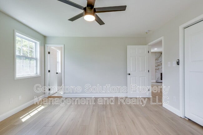 Building Photo - 919 Oak Meadow Dr