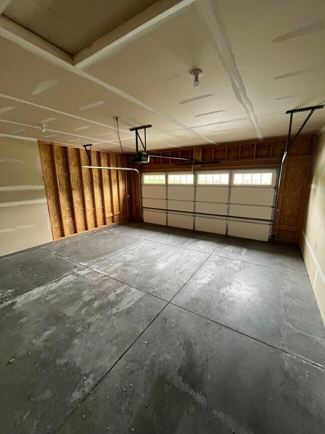 Building Photo - 3302 White Oak Ln