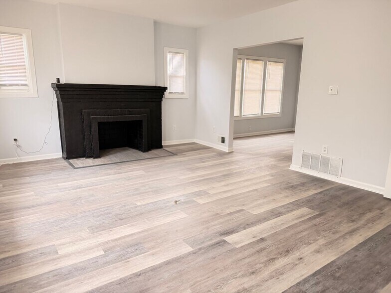 Building Photo - 3259 Cortland St