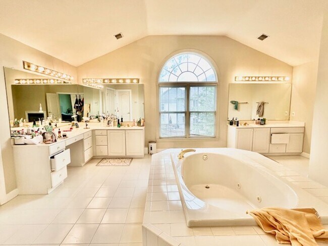 Building Photo - 10503 Aubinoe Farm Dr