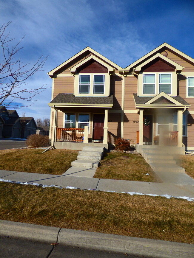 Building Photo - 3 Bedroom, 3.5 Bathroom Townhome, Close to...