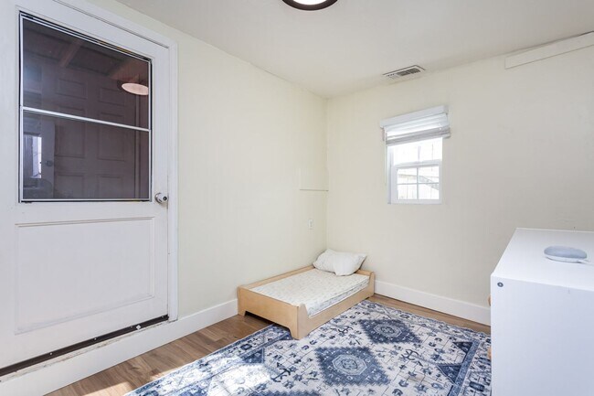 Building Photo - Remodeled Craftsman with Large Yard!