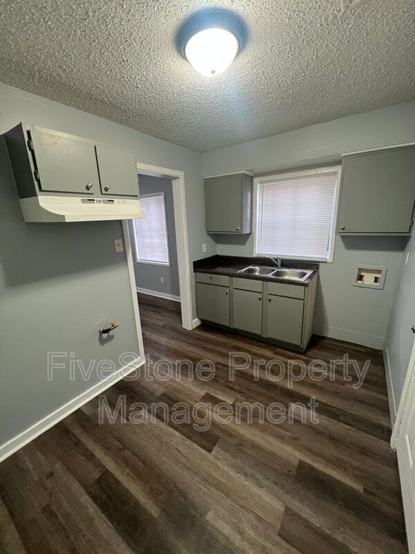 Building Photo - 1300 Robin Hood Ln