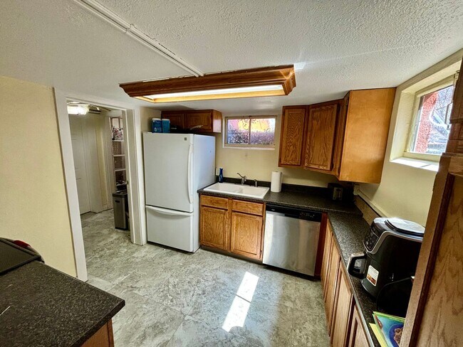 Building Photo - Cozy 2-Bed Downstairs Duplex, Close to CSU Campus