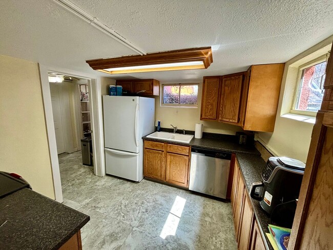 Building Photo - Cozy 2-Bed Downstairs Duplex, Close to CSU...