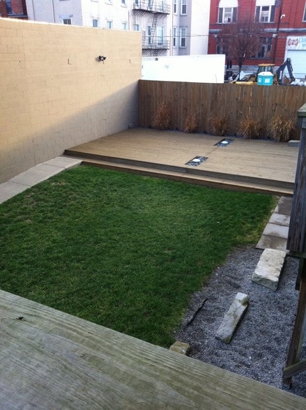 Courtyard with Deck & Two Grills - 1908 Dunlap St