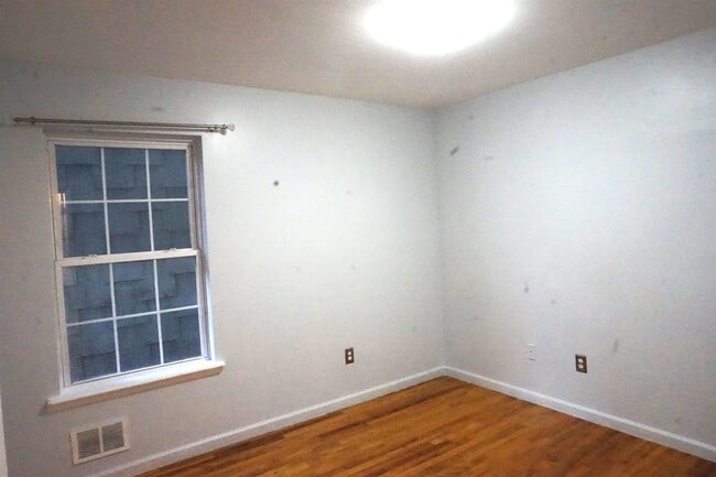 Building Photo - 342 Forrest St