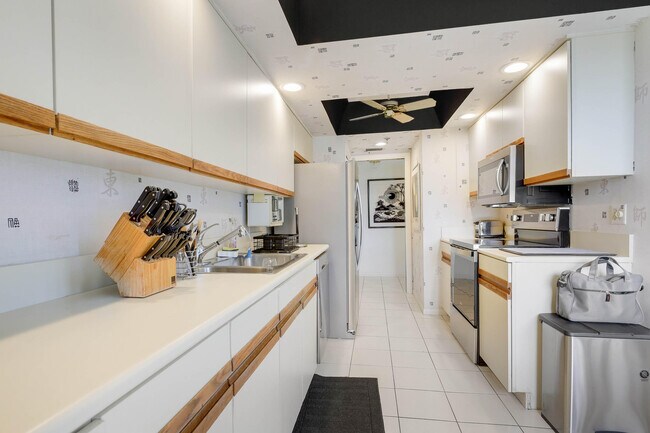 Building Photo - 5279 Fountains Dr S