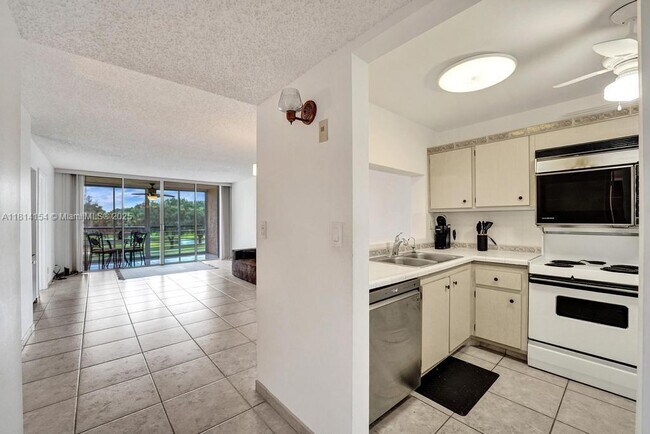Building Photo - 1911 Sabal Palm Dr