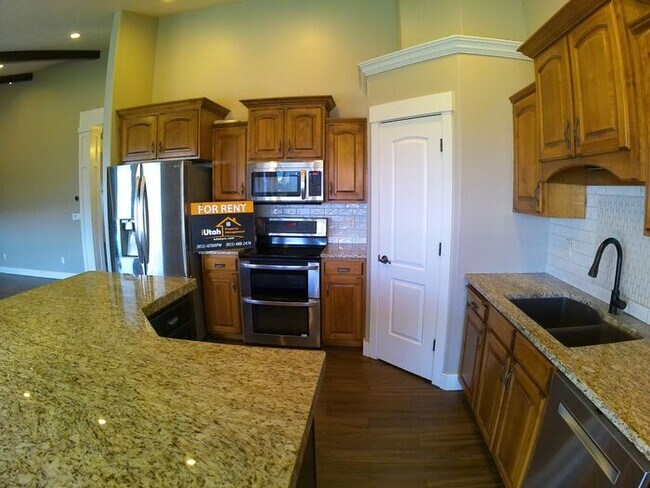 Building Photo - 5 bdrm 3bth Home 3 Car Garage Some utilities included