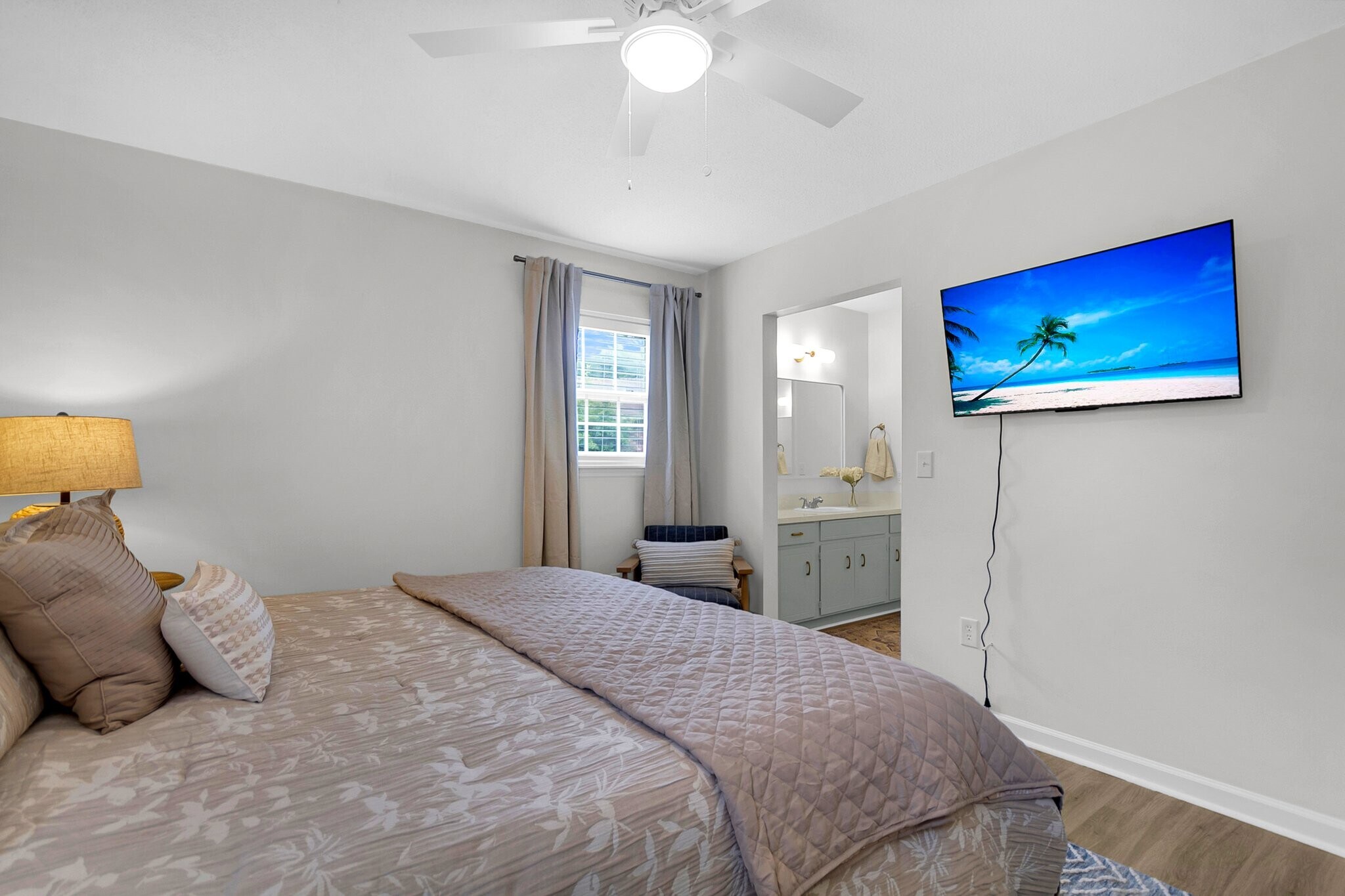 Master has TV and en suite bath - 113 Ashwood Ct