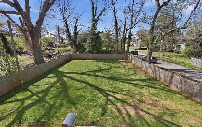 Building Photo - Contemporary Elegance Meets Greenville Convenience