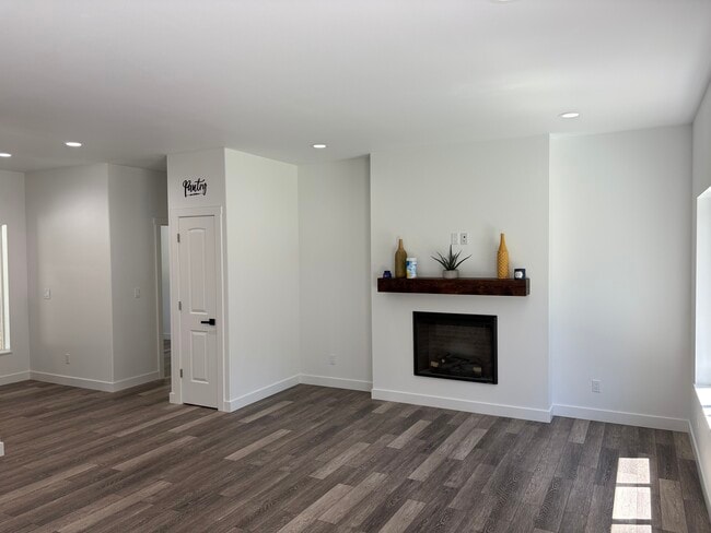 Building Photo - 3019 Hemlock Way