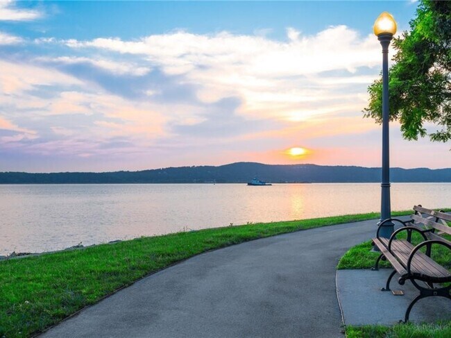 Building Photo - 1 S Astor St