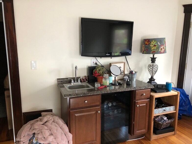 Building Photo - 56 Hobson St