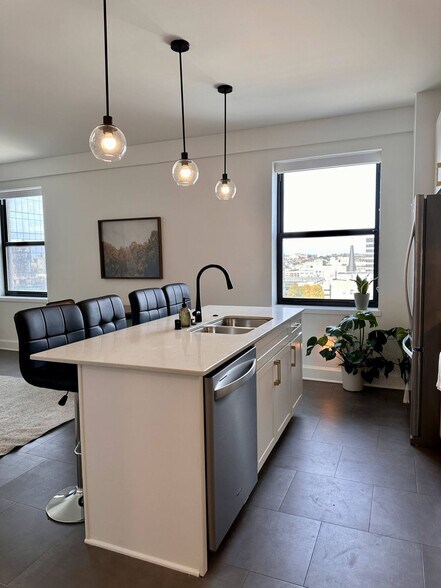 Building Photo - 758 N Broadway