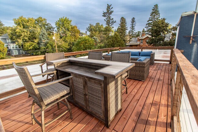 Building Photo - AVAILABLE Now! - Newly Renovated 2 Bed, 1 ...