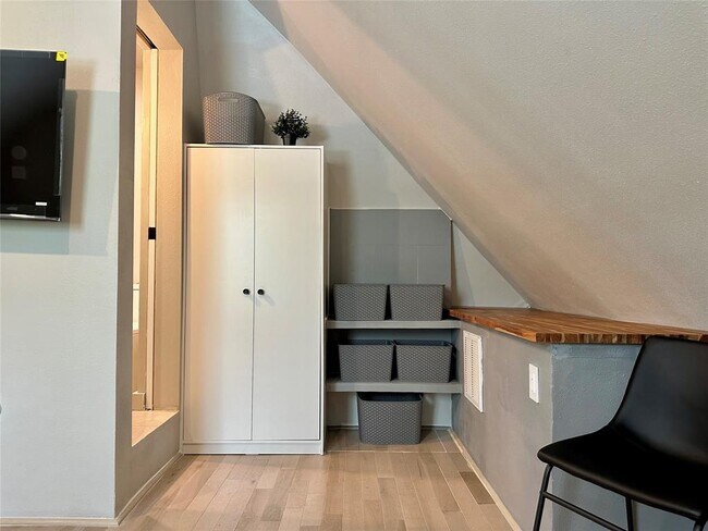 Building Photo - 914 E 39th St