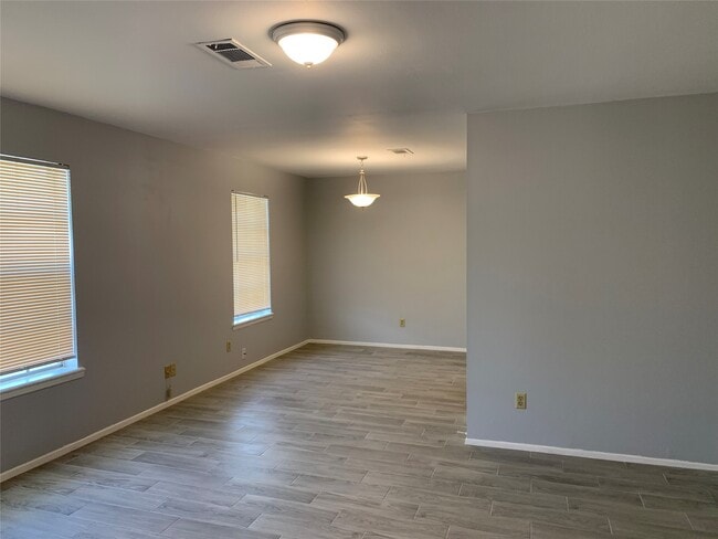 Building Photo - 11602 Roos Rd