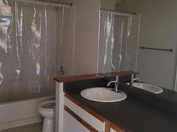 Building Photo - 1247 Holland Park Blvd