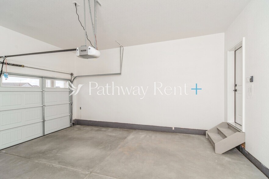 Building Photo - 9351 Yampa St