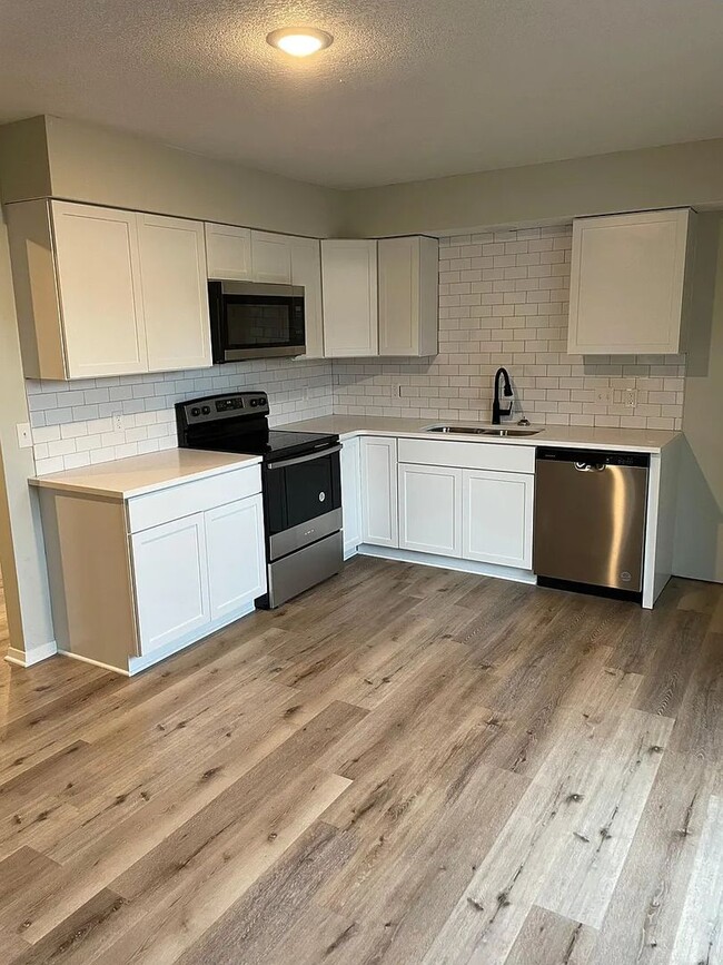 Building Photo - Perfect 2 Bedroom, 1 Bathroom!