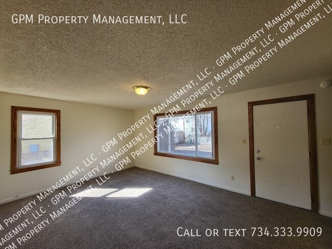 Building Photo - 2310 Deerfield Ct