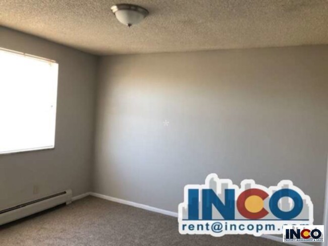 Building Photo - Convenient location! 1 bed 1 bath Apartmen...