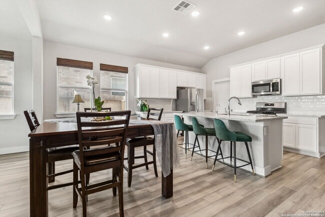 Building Photo - "Charming 3-Bedroom Home with 2 Full Baths and 1902 Sq Ft of Comfort in San Antonio!"