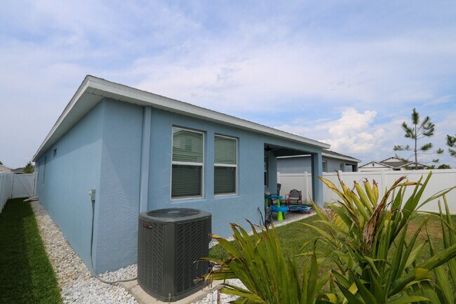 Building Photo - Stunning 4-Bedroom Home in South Fork with...