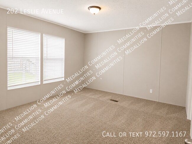 Building Photo - 202 Leslie Ave