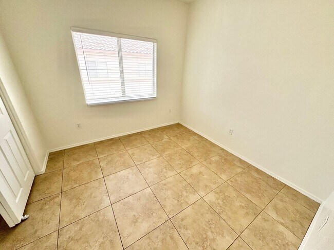 Building Photo - SPACIOUS 3 BEDROOM, 2 BATHROOM UPGRADED CO...