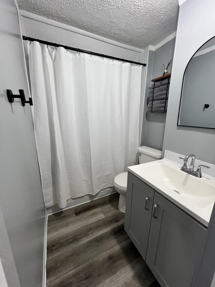 Building Photo - 1215 Eagle St