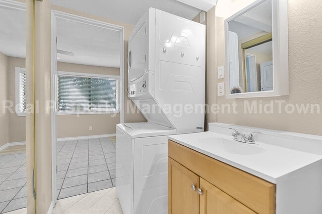 Building Photo - Cozy One-Bedroom Townhome in Prime Arlingt...