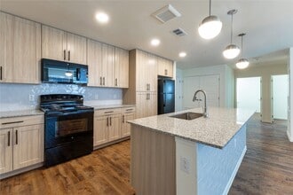 Building Photo - 1000 E Yager Ln
