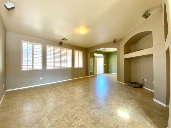 Building Photo - Nice 2-story home