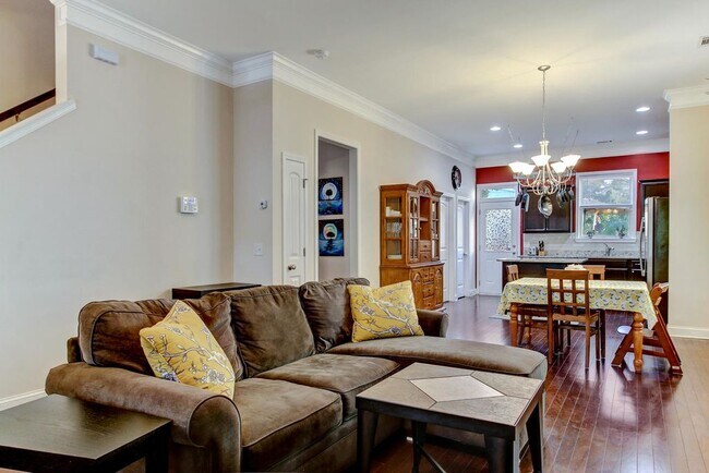 Building Photo - Furnsihed 3 bed 2.5 bath on 31st Street