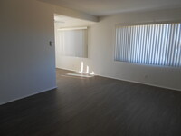 Building Photo - 815 Flora Dr