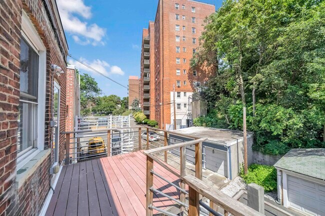 Building Photo - 654 JFK Blvd E