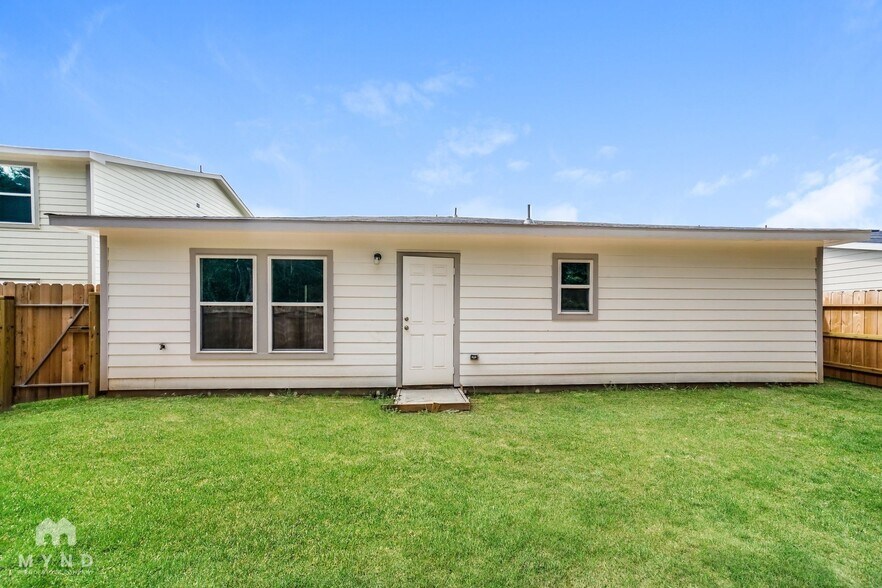 Building Photo - 15668 Del Norte Dr