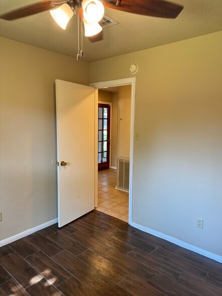 Building Photo - 9811 Charter Ridge Dr