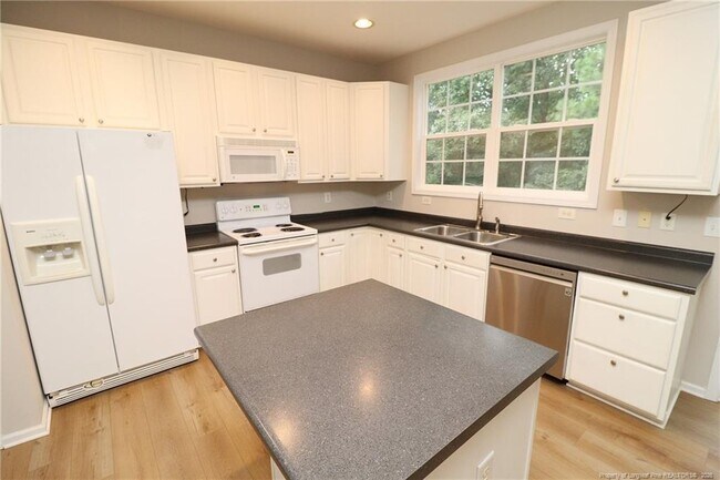 Building Photo - 8120 Upper Lake Dr