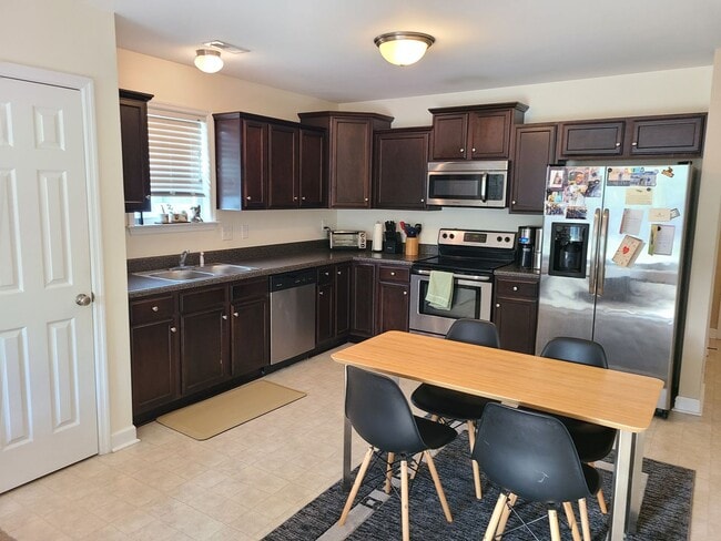 Building Photo - 2 bedroom, 2 bath unfurnished home - Pine Ridge Community - Holly Ridge