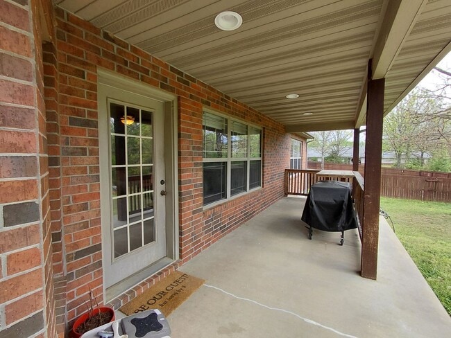 Building Photo - Home close to post