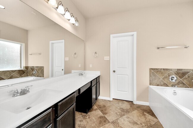 Building Photo - 3115 Lake Dr