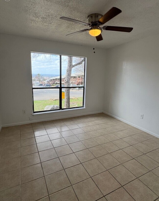 Building Photo - 905 Mayfield Dr