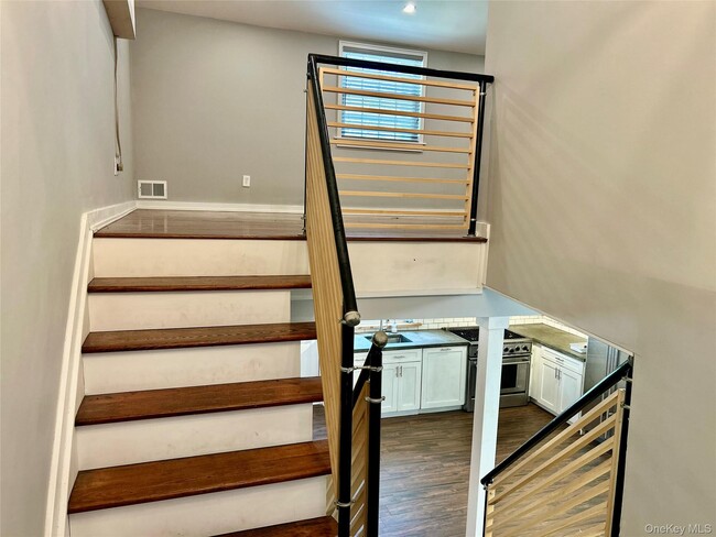 Building Photo - 30 Mayflower Ln