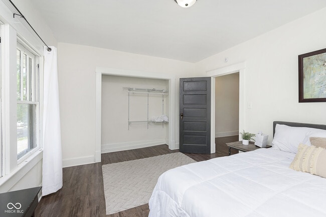 Building Photo - 1432 Sturm Ave