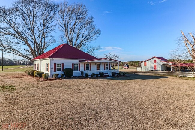 Building Photo - RENOVATED FARMHOUSE in Mt. Olive!