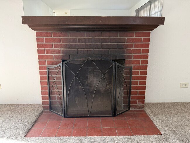 Building Photo - 3 Bedroom Home w/Large Backyard